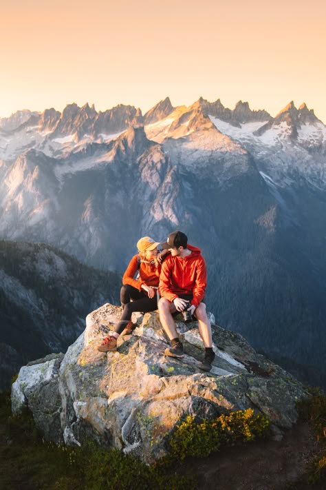 A couple sitting on top of a rock with gorgeous mountains behind them. Linked to a photography guide on how to take stunning couple travel photos during your trips. Couple Travel Photos, Looks Adidas, Trillium Lake, 00s Mode, Travel Pose, Winter Outfits Aesthetic, Populaire Outfits, Travel Photography Inspiration, Travel Hotel