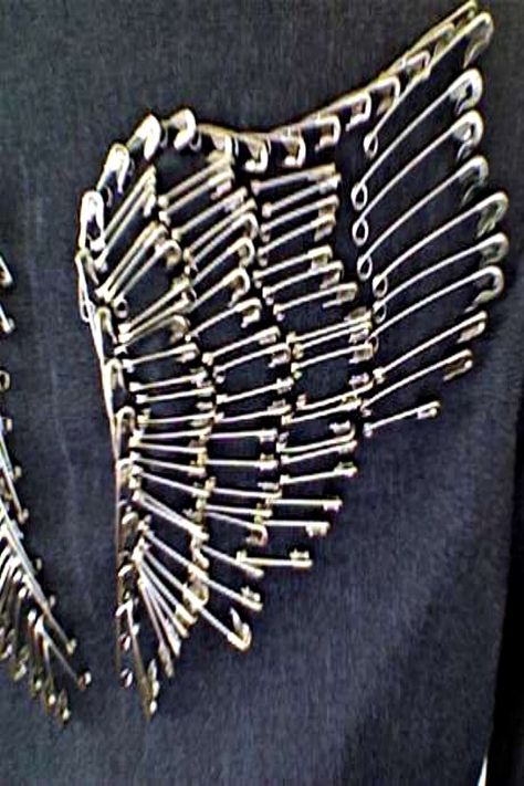 Safety Pin Wings - tutorial on arranging safety pins on fabric. How cool to decorate the back of a denim jacket or tote bag! Wings Tutorial, Haine Diy, Battle Jacket, Diy Vetement, Kleidung Diy, Safety Pins, Denim Diy, Ropa Diy, Jeans Diy