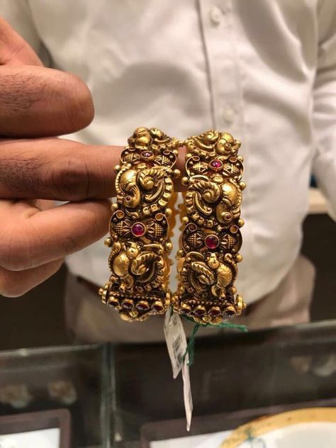 Temple Jewellery Earrings, Gold Bangles Indian, Temple Jewelry Necklace, Gold Temple Jewellery, Antique Necklaces Design, Gold Jewelry Outfits, Antique Gold Jewelry Indian, Indian Bridal Jewelry Sets, Online Gold Jewellery