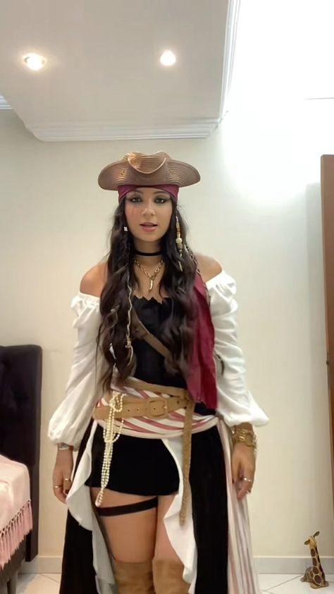 6 People Costume Ideas, Halloween Costumes Pirate, Pirate Costume Ideas, Elisabeth Swan, Pirate Look, Jack Sparrow Costume, Pirate Costume Diy, Spirit Week Outfits, Female Pirate Costume