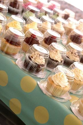 Use cups and lids as cupcake togo containers Kue Fondant, Bake Sale Packaging, Cake Stall, Cupcake Packaging, Graduation Party Foods, حلويات صحية, Bakery Business, Home Bakery, Bake Sale