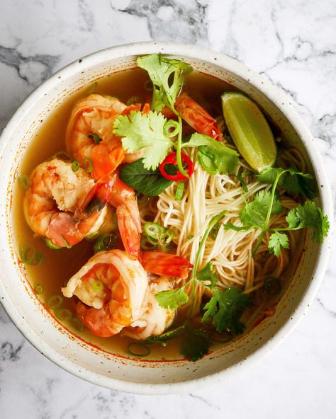 Around The World Recipes, Prawn Noodle Recipes, Dessert Recipes Healthy, Spicy Prawns, Asian Spices, Noodle Soup Recipe, Recipes Around The World, Asian Soup, Whole30 Recipes