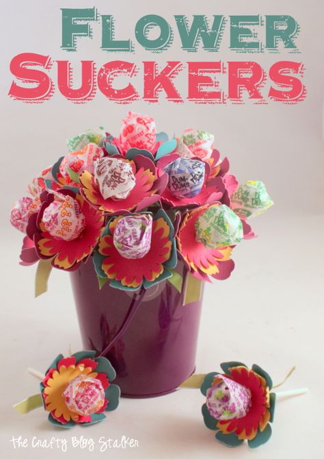 Flower Suckers So cute and so much fun to give!  Click over to the blog to see how to make your own with Cricut Flower Suckers, Sucker Bouquet, Marshmallow Sweets, Lollipop Bouquet, Treat Packaging, Baby Shower Favors Diy, Sugar Scrub Homemade, Unique Bouquet, Candy Crafts