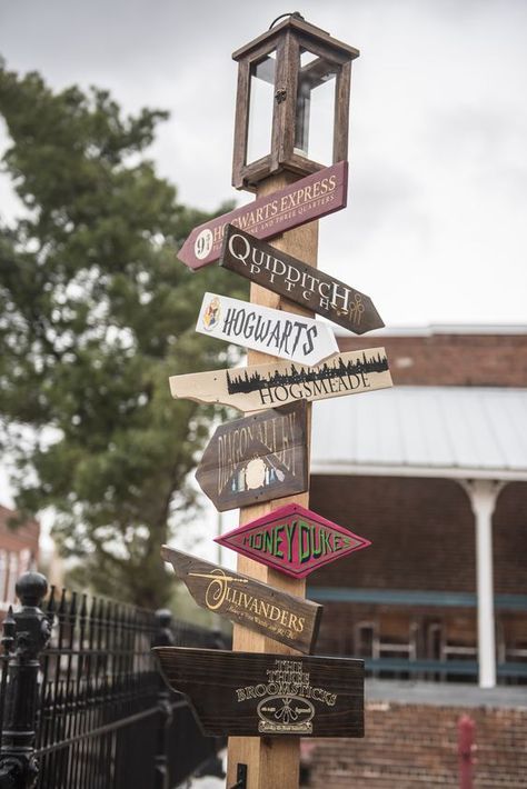 Harry Potter Wedding Ideas To Charm Your Guests | weddingsonline Harry Potter Directional Signs, One Direction Wedding, Harry Potter Film Locations, Hey Stephen, Harry Potter Bridal Shower, Wedding Shower Ideas, Harry Potter Wedding Theme, Festa Harry Potter, Anniversaire Harry Potter