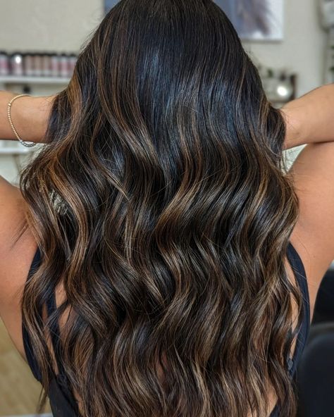 Jet Black Hair With Caramel Highlights, Black Hair Caramel Balayage, Caramel Balayage On Black Hair, Caramel Highlights On Black Hair, Black Hair With Brown Highlights, Honey Brown Hair Color, Balyage Hair, Dye Styles, Black Hair Balayage