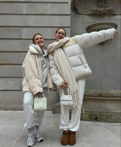 Puffer Jacket Outfit Biege, Big White Jacket Outfit, White Puffer Outfit Winter, Cream Puffer Jacket Outfit Winter, Winter Padding Outfit, White Oversized Jacket Outfit, White Padded Jacket Outfit, Chunky Jacket Outfit, Off White Puffer Jacket Outfit