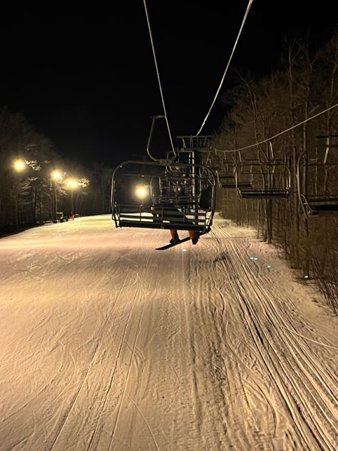 Skiing Dark Aesthetic, Night Skiing Aesthetic, Night Skiing, Everyday Aesthetic, Vision Board Pics, Skiing Aesthetic, Snow Season, Vampire Academy, Ski Season