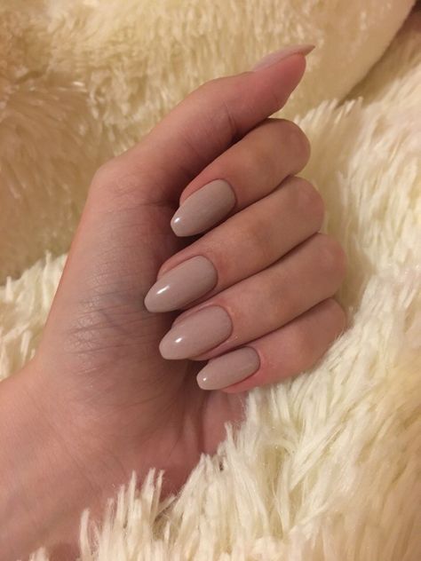 Neutral Nails On Pale Skin, Basic Nails Colors, Work Nails Professional, Nails Beige, Taupe Nails, Unghie Sfumate, Shellac Manicure, Plain Nails, Asian Nails