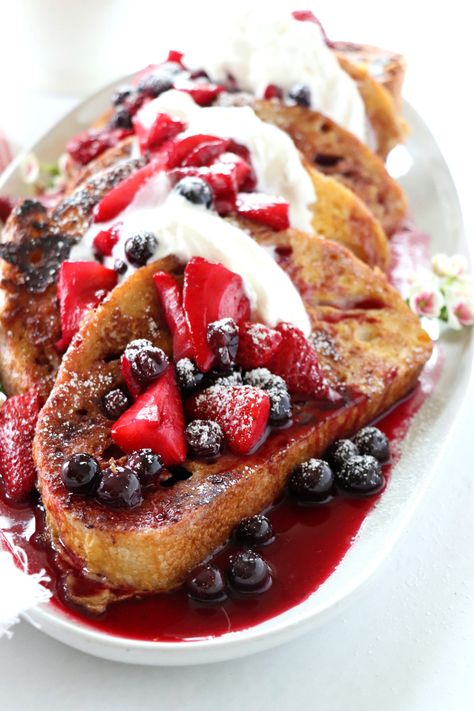 French Toast with Berry Syrup | Dash of Savory | Cook with Passion Cranberry French Toast, Panettone French Toast, Berry Syrup, Mascarpone Recipes, Make French Toast, Breakfast Casseroles, Toast Toppings, Cranberry Recipes, Easy Brunch