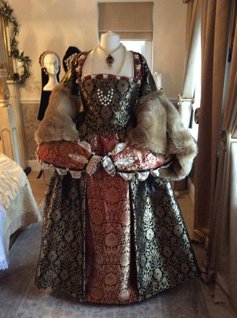 Tudor Court Renaissance Fair costume ladies dress Tudors Dress, Tudor Clothes, Asoiaf Fashion, Elizabethan Gown, Fair Costume, Tudor Court, Tudor Dress, Fur Costume, Tudor Fashion