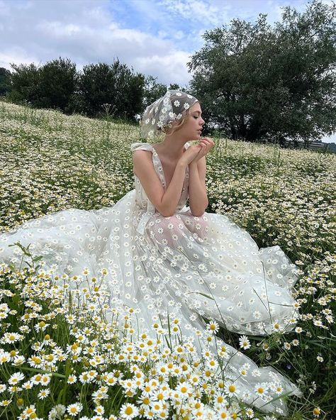 Todas las publicaciones • Instagram Floral Embroidered Wedding Dress, Embroidered Lace Wedding Dress, Embroidered Daisies, Lavender Gown, Lace Corset Dress, Teuta Matoshi, Bow Straps, Embroidered Wedding Dress, Lace Ball Gowns