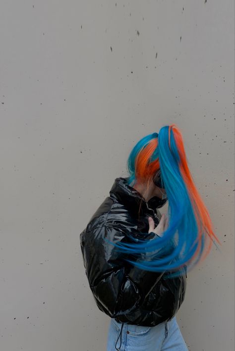 Pink And Rainbow Hair, Crazy Hair Dye Ideas, Crazy Hair Color Ideas, Orange And Blue Hair, Blue And Orange Hair, Creative Hair Color Ideas, Crazy Hair Colors, Split Dyed Hair, Dip Dye Hair