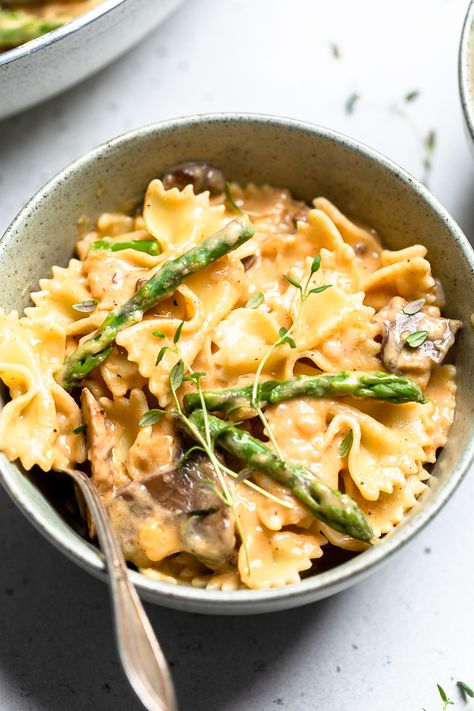 Vegan Creamy Mushroom and Asparagus Pasta Vegan Asparagus Pasta, Vegan Recipes Asparagus, Mushroom Asparagus Recipes, Mushroom Asparagus Pasta, Vegan Asparagus Recipes, Vegan Supper, Farfalle Recipes, Vegan Asparagus, Bow Tie Pasta Recipe