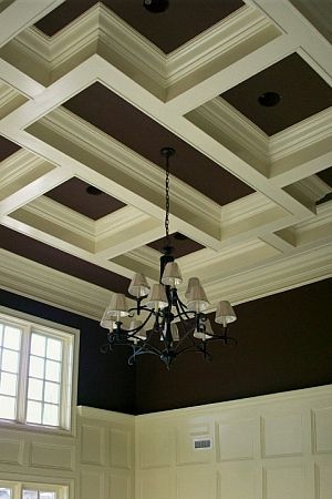 Traditional Family Room Design, Diy Coffered Ceiling, Coffered Ceiling Design, Plafon Gypsum, Traditional Family Room, Dining Room Ceiling, Plafond Design, Faux Plafond, Ceiling Detail