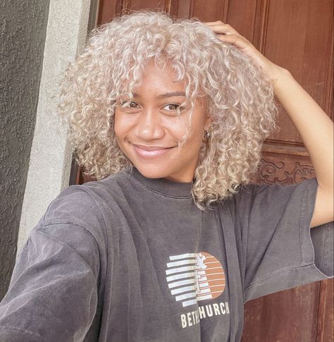 Ig: @ajani-reign Blonde Curly Afro, Blonde Curly Hair Natural, White Afro, Hair Braid Designs, 2023 Hairstyles, Blonde Afro, Curly Afro Hair, Church Girl, Highlights Curly