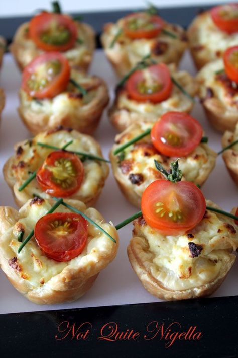 Ricotta Tomato, Tomato Tarts, Tomato Tart Recipe, High Tea Food, Mini Tarts, Small Appetizers, Cupcake Tray, Tomato Tart, Tea Party Food