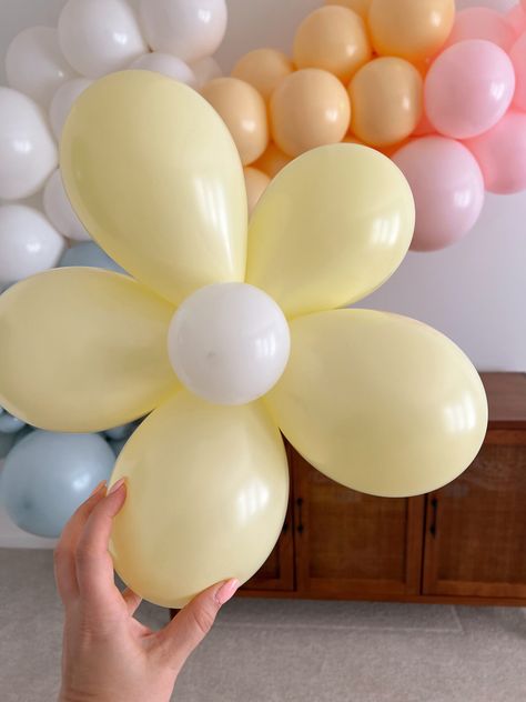 How to Make a Balloon Flower- Balloon Daisy DIY - traditionallycozy.com Diy Daisy Balloon Garland, Diy Daisy Birthday Decor, Flower Ballons Ideas, How To Make Flowers Out Of Balloons, Diy Flower Balloons, Flower Balloons Decorations, Ballon Flower Tutorial, Flower Bday Party Ideas, Balloon Flower Tutorial