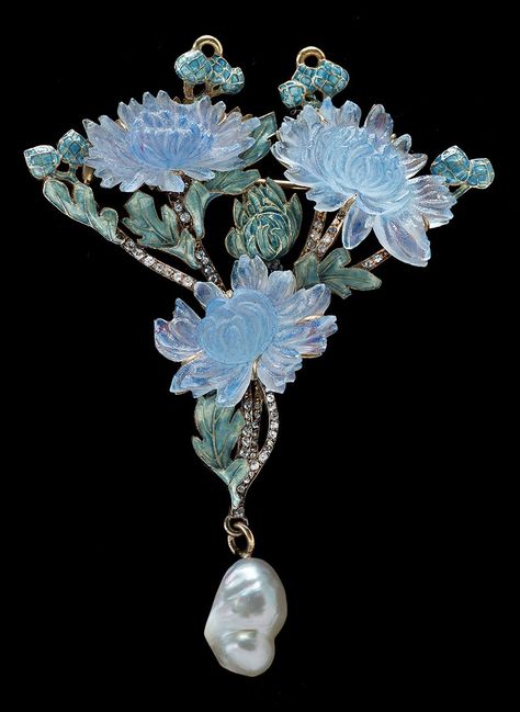 René Lalique, Chrysanthemum Pendant-brooch, c. 1900. Lalique Jewelry, Bijoux Art Deco, Bijoux Art Nouveau, Jewellery Exhibition, Art Nouveau Jewelry, Deco Jewelry, Diy Schmuck, Art Deco Jewelry, Antique Jewellery