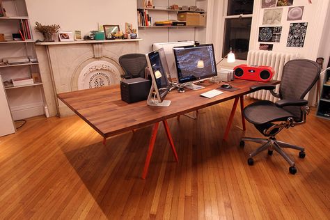 A huge dual work table. Made from kitchen countertops. <3 http://www.ikeahackers.net/2017/11/beautiful-big-table.html Ikea Hack Table, Ikea Corner Desk, Office Dining Table, Ikea Nordli, Desk Idea, Ikea Desk Hack, Desk Hacks, Wood Worktop, Space Saving Desk