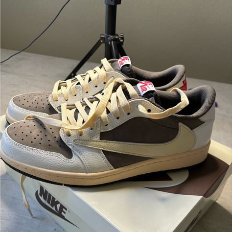 Jordan 1 Travis Scott Mocha New Size 10 Travis Scott Reverse Mocha Outfit, Travis Scott Mocha, Aj 1 Low, Jordan 1 Mocha, Travis Scott Shoes, Travis Scott Jordan 1, Jayson Tatum, Sneakers Men Fashion, Dream Rooms