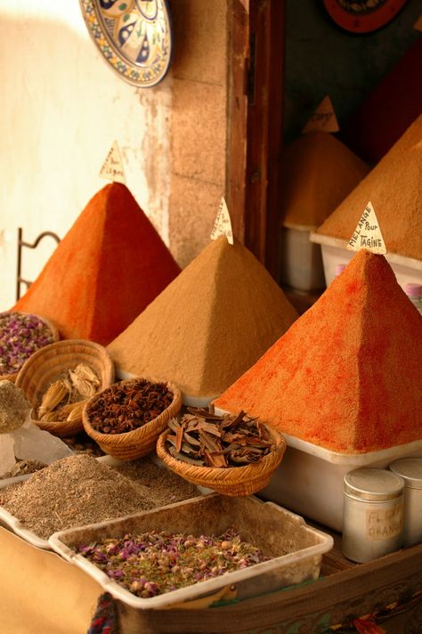 Types Of Spices, Rock The Casbah, African Spices, Desert Dreamer, Moroccan Spices, Ras El Hanout, Spices And Herbs, Color Naranja, Spice Blends