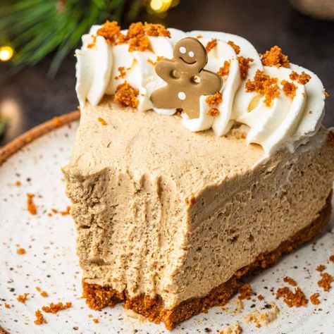 No Bake Gingerbread Cheesecake Cheesecake Easy No Bake, Gingerbread Cheesecake, Cheesecake Easy, Christmas Cheesecake, Easy No Bake Cheesecake, Cheesecake Toppings, Easy Christmas Cookie Recipes, Ginger Snap Cookies, Bake Cheesecake