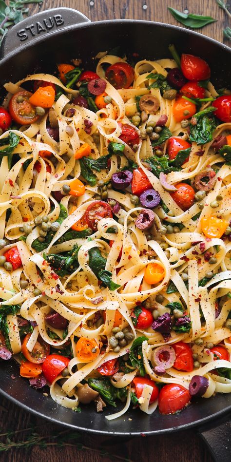 Tomato and Spinach Pasta with Capers, Kalamata Olives, Green Olives, and Lemon Garlic Butter Sauce - in a cast iron skillet. Pasta With Capers, Tomato And Spinach Pasta, Gourmet Entrees, Spinach Fettuccine, Pasta With Olives, Simple Spinach Salad, Meatless Pasta, Lemon Garlic Butter Sauce, Mediterranean Pasta