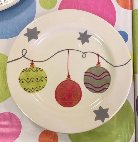 Christmas Pottery Painting Ideas Kids, Xmas Pottery Painting, Plate Painting Ideas Diy Easy, Pottery Painting Christmas Plate, Christmas Plate Painting, Christmas Pottery Painting Ideas, Christmas Pottery Painting, Painting Pottery Plates, Diy Christmas Plate