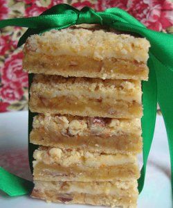 Cake Mix Cream Cheese Squares - Take a shortcut with your dessert recipes... these cream cheese squares taste every bit as delicious as if they were made completely from scratch! Cream Cheese Squares, Cheese Squares, Cheese Bar, Delicious Cream, Cheese Dessert, Crumb Topping, Chocolate Chocolate, Think Food, Cake Mix Recipes