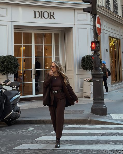 brown on brown on brown 🤎 | first look in paris 🇫🇷 • • • #paris #france #parisfashion #parisstyle #parisianstyle #europeanfashion #europeanstyle #fallfashion #falltrends #monochromatic #monochromaticlook #pinterestinspired #pinterestaesthetic White And Brown Outfit, Brown Monochromatic Outfit, Brown Monochrome Outfit, Closet Minimal, Brown Monochrome, Band Ideas, Minimal Wardrobe, Capsule Closet, Monochromatic Outfit