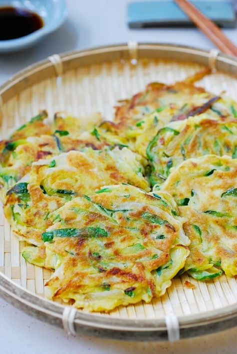 Korean Zucchini, Zucchini Pancake, Koreansk Mad, Korean Food Recipes, Koreansk Mat, Korean Pancake, Zucchini Pancakes, Summer Zucchini, Korean Side Dishes