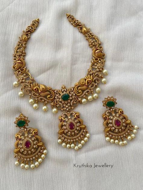 Jewellery Patterns, Antique Necklaces Design, Indian Bridal Jewelry Sets, Antique Jewellery Designs, Gold Jewelry Simple Necklace, Gold Necklace Indian Bridal Jewelry, Jewelry Set Design, Gold Bridal Jewellery Sets, Antique Bridal Jewelry