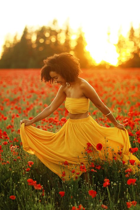 Haley Graham, Lets Have Fun, Outdoor Portrait Photography, Beautiful Photoshoot Ideas, Spring Photoshoot, Flower Photoshoot, Nature Photoshoot, Creative Photoshoot Ideas, Shotting Photo