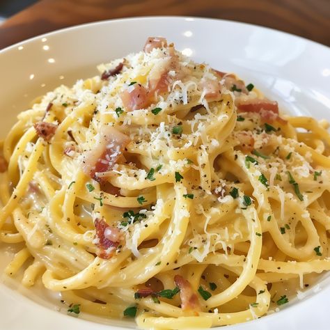 Classic Spaghetti Carbonara: A Taste of Italy Penne Carbonara Recipe, Cabonara Recipes, Carbonara Pasta Creamy, Easy Carbonara, Spagetti Carbonara, Perfect Spaghetti, Bacon Carbonara, Crispy Pancetta, Spaghetti Carbonara Recipe