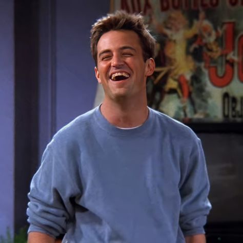 Matthew Perry Friends, Soul Friend, Tv Miniseries, 90s Sitcoms, Friends (tv Series), Perry Como, Chandler Bing, Matthew Perry, New Girlfriend