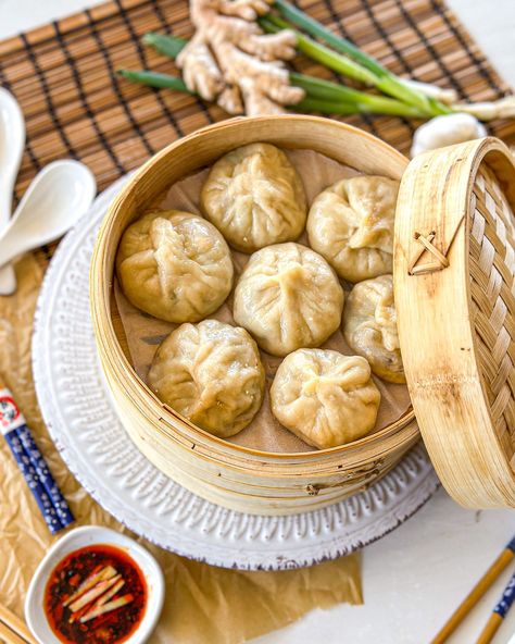 Looking for a truly magical culinary experience? Look no further than homemade vegan/vegetarian soup dumplings or xiaolongbao ! These delicious dumplings are not commonly found in restaurants, making them a rare treat that's worth learning to make yourself. I have actually never been able to try th Vegetarian Dumpling Soup, Vegetarian Dumpling, Soup Dumpling, Big Snacks, Homemade Tofu, Soup Dumplings, Homemade Dumplings, Dumplings For Soup, Dumplings Recipe