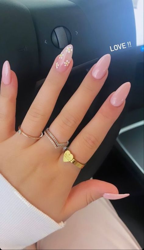 Almond Nails Ring Finger Design, Pink Flower Nails Aesthetic, Pink Almond Nails Flower Design, Nail Ideas For Short Nails Spring, Cute Almond Nails Design Simple Pink, Cute Pink Nails Almond Shape, Pastel Pink Nails Design Simple, Nails Acrylic Cute Simple, Baby Pink Spring Nails