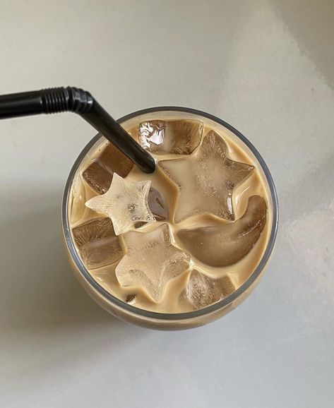 Star Ice Cubes Aesthetic, Star Ice Cubes, Coffee Obsession, Think Food, Deilig Mat, Aesthetic Coffee, Ice Cubes, Food Obsession, Coffee Addict