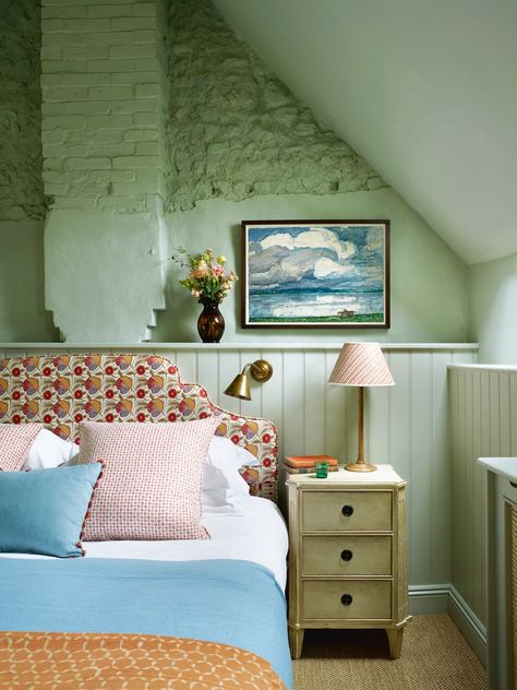 Two 18th-century Norfolk cottages melded into one harmonious holiday house | House & Garden Small Cottage Bedroom Ideas, Small Cottage Bedroom, Norfolk Cottages, Queen Anne House, Built In Banquette, Cosy House, Small Cottages, Cottage Bedroom, London House