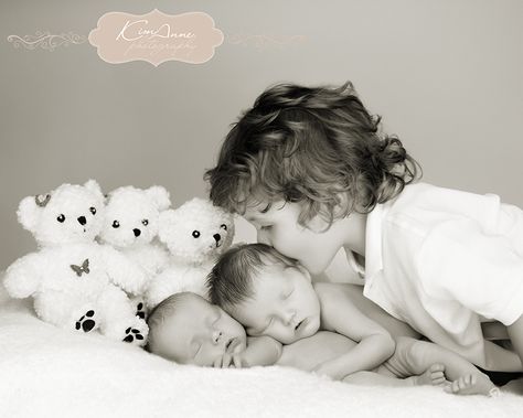 Twins And Big Brother, Twins Photoshoot, Twin Baby Photos, Twins Newborn, Brother Pictures, Twin Newborn, Twin Photography, Foto Newborn, Twin Baby Girls