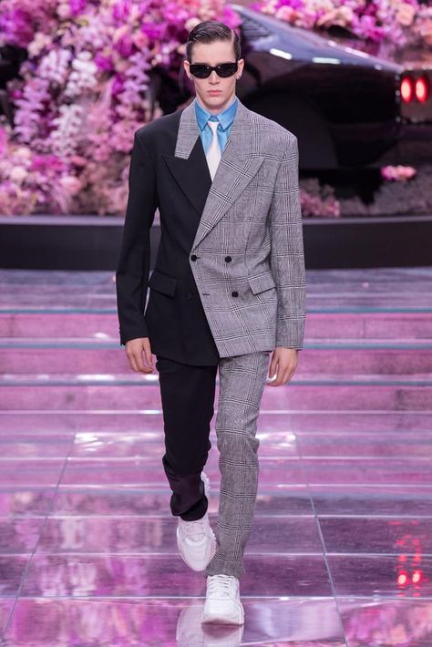 Versace Menswear, Summer Collection Fashion, High Fashion Men, Versace Spring, Men Photoshoot, Men Fashion Show, Donatella Versace, Fashion Suits, 2020 Fashion