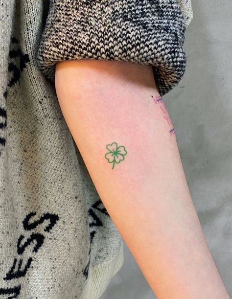 100 Most Beautiful And Impressive Small Tattoo Ideas - TheTatt Small Colorful Tattoos, Clover Tattoo, Shamrock Tattoos, Green Tattoos, Irish Tattoos, Clover Tattoos, Handpoke Tattoo, Tattoos Geometric, Hand Tattoos For Women