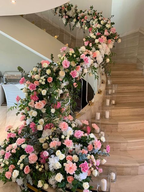 Stairs Flower Decoration, Wedding Staircase, Stairs Decor, Wedding House, Flower Curtain, Staircase Decor, Pretty Aesthetic, Stair Case, Stair Decor