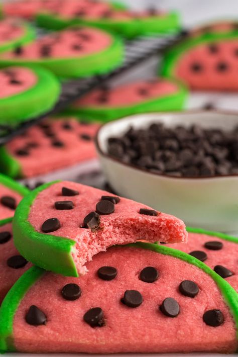 These adorable watermelon cookies start with a simple sugar cookie dough that's dotted with mini chocolate chips and rolled in a colored glaze to resemble your favorite juicy summer fruit! Watermelon Cookies Recipe, Watermelon Cookies Decorated, Watermelon Sugar Cookies, Easy Sugar Cookie Dough, Watermelon Turtle, Jello Cookies, Watermelon Jello, Watermelon Dessert, Watermelon Cookies