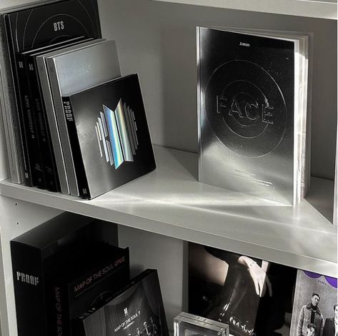 Subtle Kpop Room Decor, Kpop Shelf Aesthetic Minimal, Kpop Room Shelf, Bts Album Shelf, Kpop Album Organization, Bts Shelf Ideas, Album Decoration Ideas, Bts Room Ideas, Kpop Shelf Aesthetic