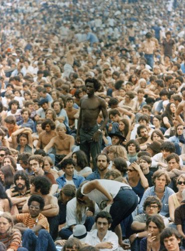 This pic reminds me of Woody Allen's movie with the paratrooper sperm. "What the hell am I doing here!"..... 70s Bands, 1969 Woodstock, Woodstock Photos, Woodstock Hippies, Peace Pictures, Woodstock Music, Woodstock 1969, Unseen Images, Art Musical