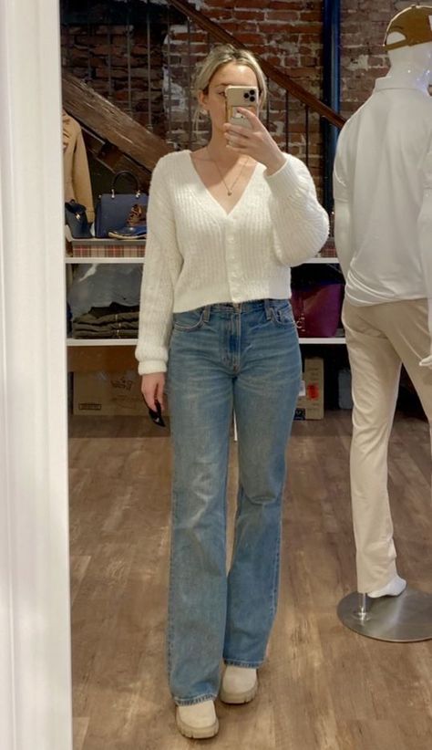 Light Straight Jeans Outfit Winter, Long Straight Jeans Outfit Winter, Cotton On Wide Leg Jeans, How To Style Straight Wide Leg Jeans, Blue Wide Leg Jeans Outfit Aesthetic, Simple Wide Leg Jeans Outfit, Aesthetic Outfits Wide Leg Jeans, Loose Straight Jeans Outfit Women, High Waist Blue Jeans Outfit