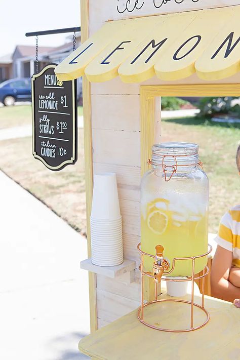 Cute Lemonade Stand, Lemonade Stand Ideas, Adult Lemonade, Kids Lemonade Stands, Lemonade Stand Sign, Lemonade Stand Party, Diy Lemonade Stand, Kids Lemonade, Diy Lemonade