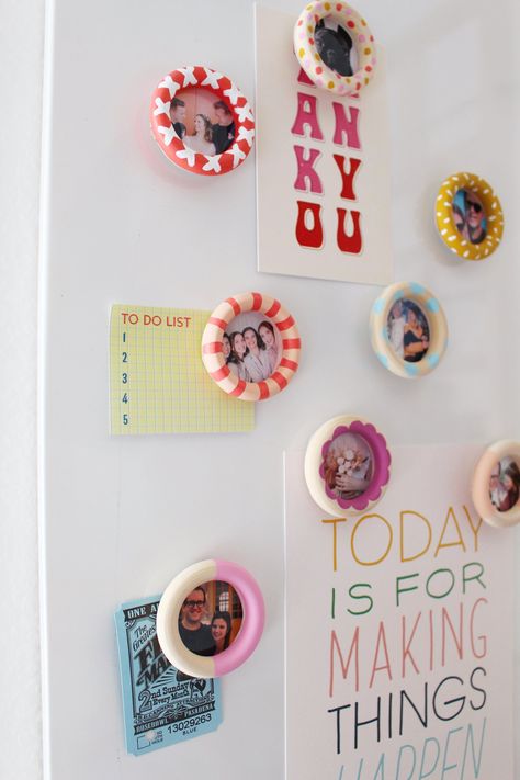 Mini Picture Frames Diy, Diy Trendy Crafts, Diy Gifts Family, Diy Fridge Magnets Photo, Airdryclay Magnet Ideas, Creative Apartment Decor, Simple Crafts To Make And Sell, Polymer Clay Picture Frame, At Home Crafts For Women