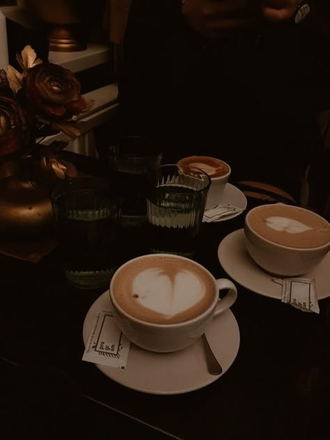 Cass Core, Alexis + Core + Aesthetic, Coffee Shop Night, Gabriella Core, Going Out Aesthetic, Monica Gellar, Out Aesthetic, Friends Coffee, Night Coffee